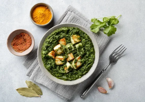 Delicious spinach and tofu curry with spices, perfect for a nutritious vegan diet.