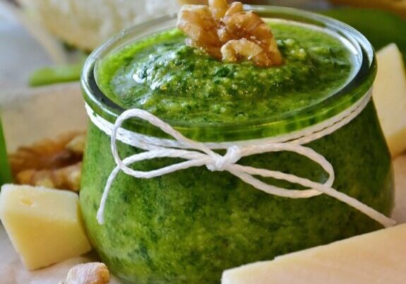 Edamame pesto with bread and cheese for healthy snacking.